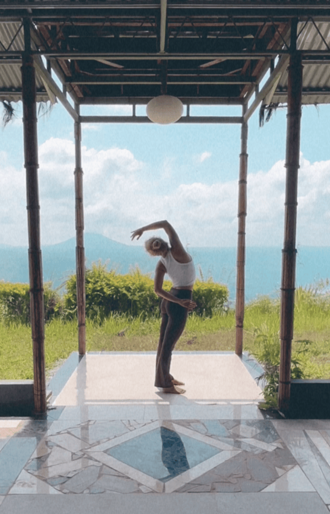 Eva bei einer Yoga-Übung im Freien